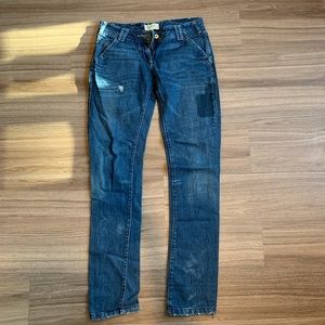 Vintage look low waist jeans with patchy blue and green threading